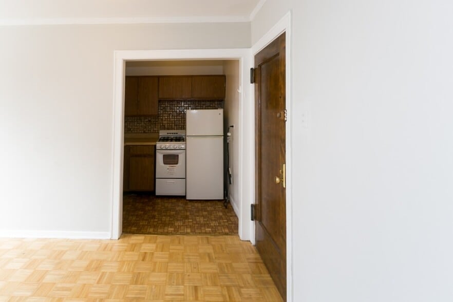 Building Photo - 629 W Belmont Ave