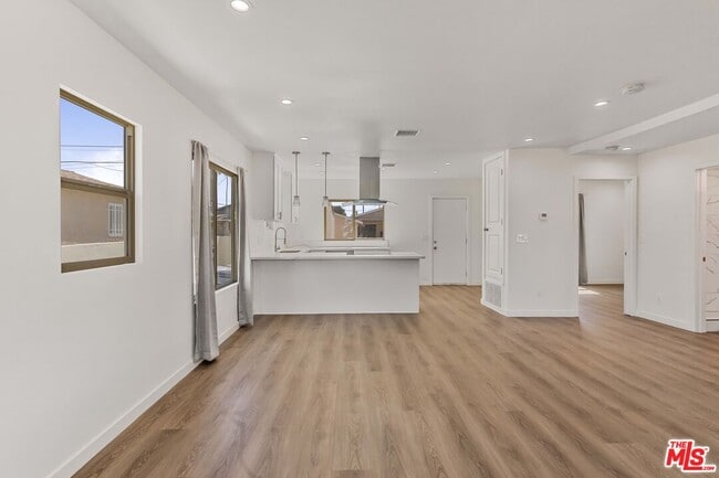 Building Photo - 1622 W 66th St