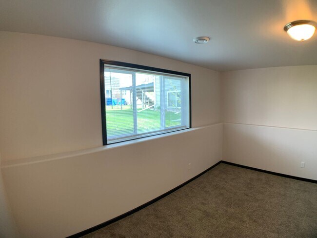 Building Photo - 3 Bed 3 Bath Single Family Home