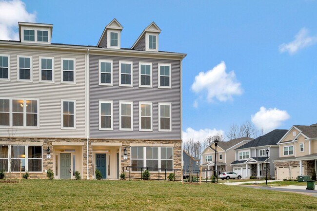 Building Photo - 325 Crab Apple Dr