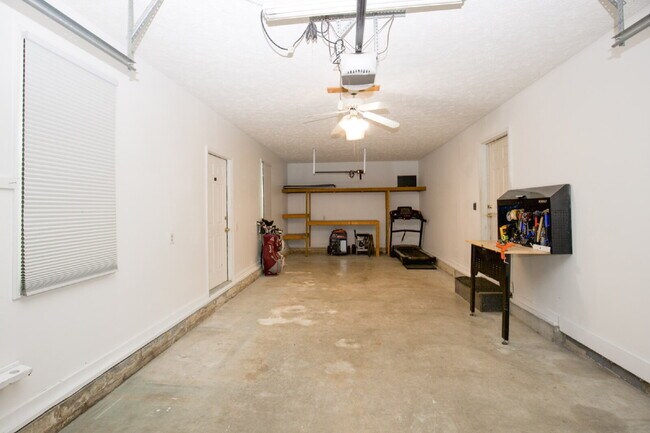 Building Photo - 806 Sumac Ln