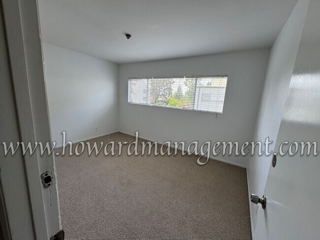Building Photo - 3 Bedroom 2 Bathroom Condo in the Desirabl...