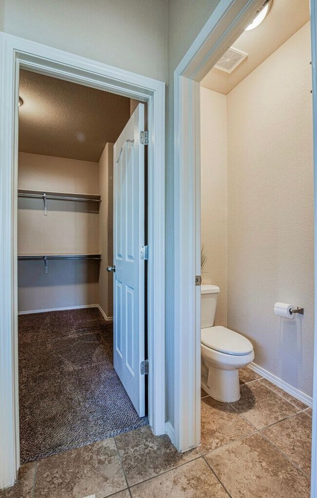 Building Photo - Westside area for Short or Long Term Rental (Completely Furnished) Beautiful 3 bed/2.5 baths plus...