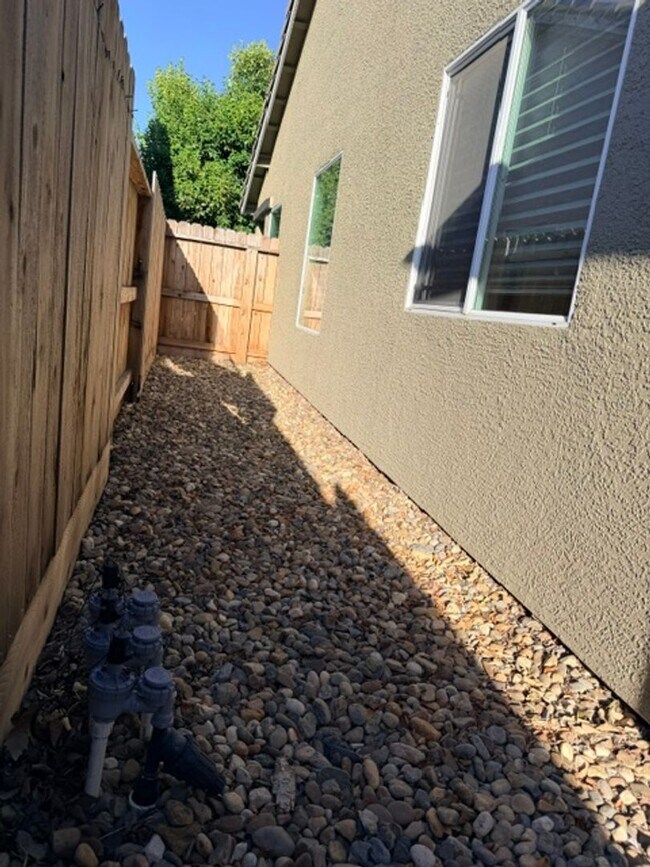 Building Photo - Beautifully Remodeled 4 Bedroom, 2 Bath Home in Desirable Elk Grove Neighborhood