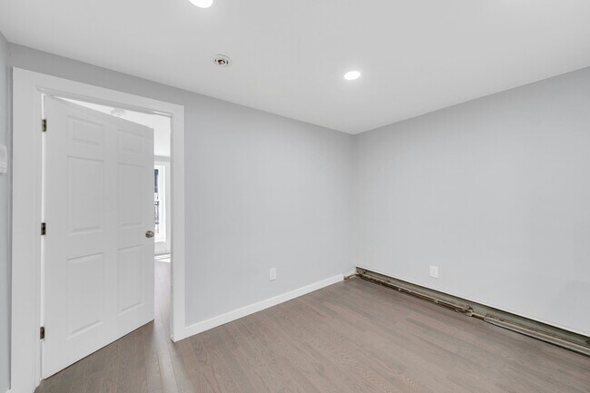 Building Photo - 826 Grand St