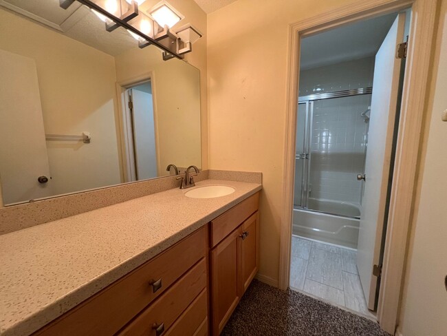 Building Photo - Beautiful 3 bed 2.5 bath townhome