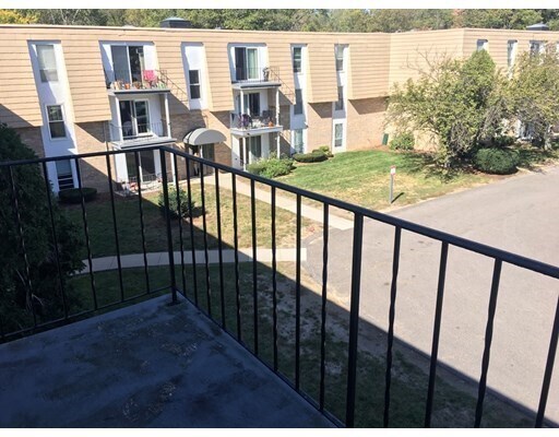 Building Photo - 6 Shadowbrook Ln