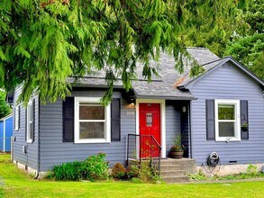 Building Photo - Charming Everett Home with Spacious Backyard, Garage, and Bonus Flex Spaces