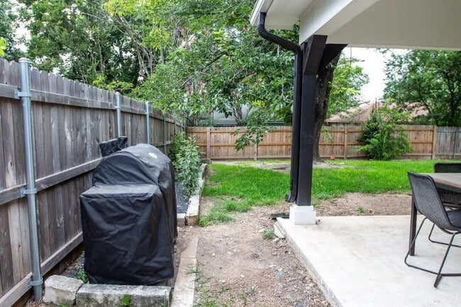 Building Photo - 9802 Kendal Dr