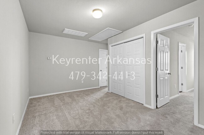Building Photo - 811 E Sparrow Cir