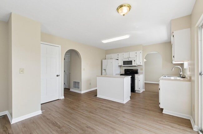 Building Photo - 4611 Thornoak Dr