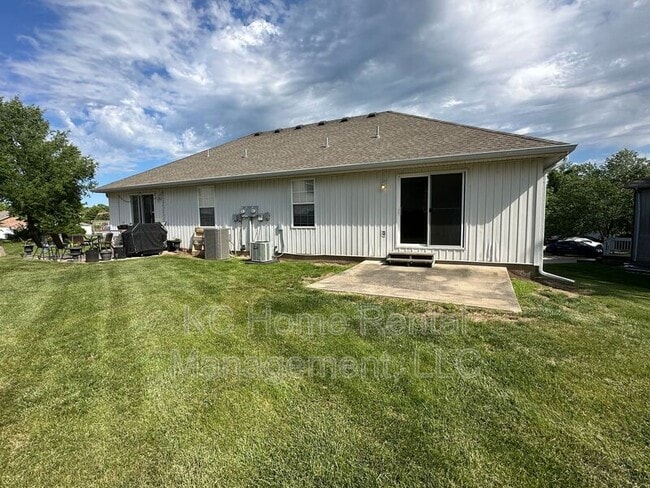 Building Photo - 709 SE Drew Ct