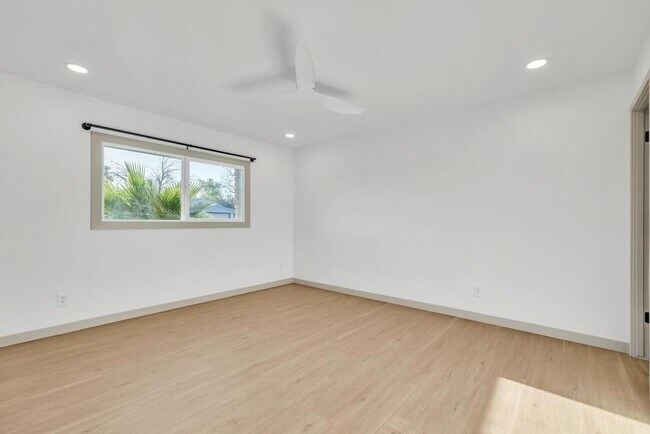 Building Photo - Completely Remodeled 6 bedroom/4 bath Home with New Pool