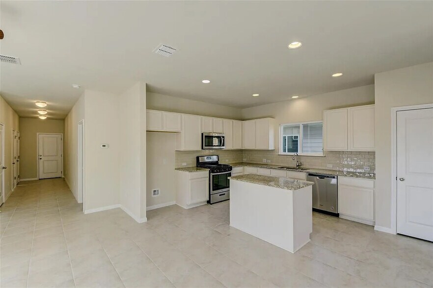 Building Photo - Room in House on Spinnaker Loop