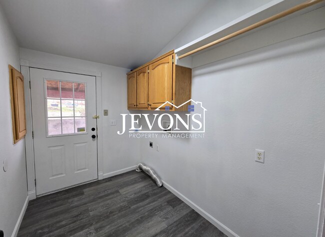 Building Photo - Coming soon! Comfortable Selah Residence with Open Living Space and Easy Commuter Access