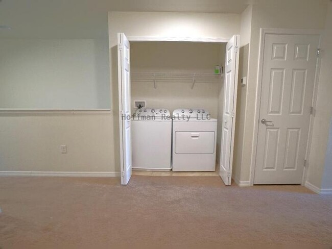 Building Photo - 2-bedroom, 2.5-bath, 1-car garage Townhous...