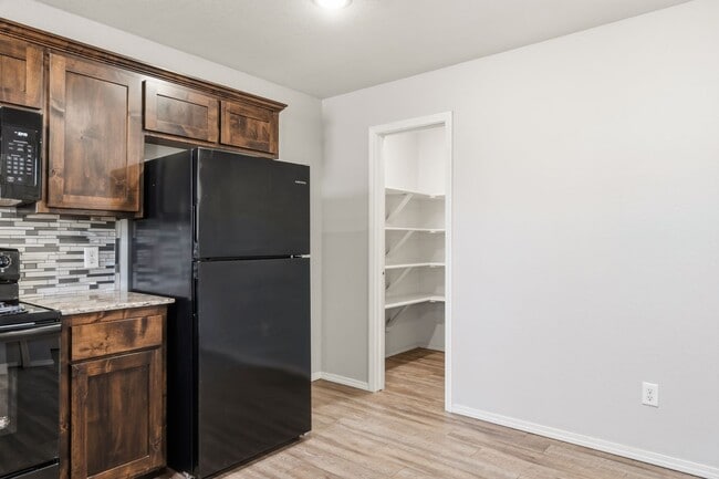 Building Photo - 2009 Knoxville St