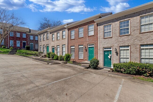 Building Photo - FABULOUS LOCATION!! 2BEDROOM 2 BATH TOWNHO...