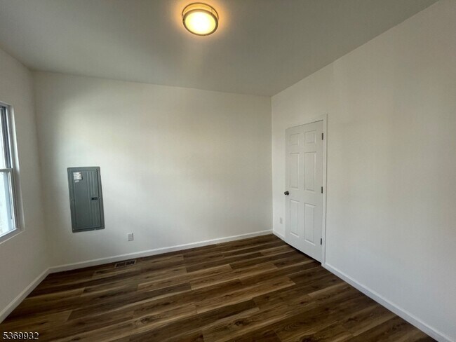 Building Photo - 572 N 9th St