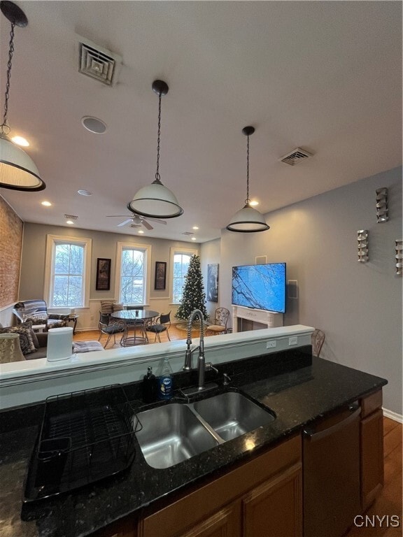 Building Photo - 2 W Park Row