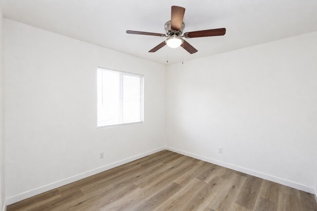 Building Photo - 1405 N Riverside Ave