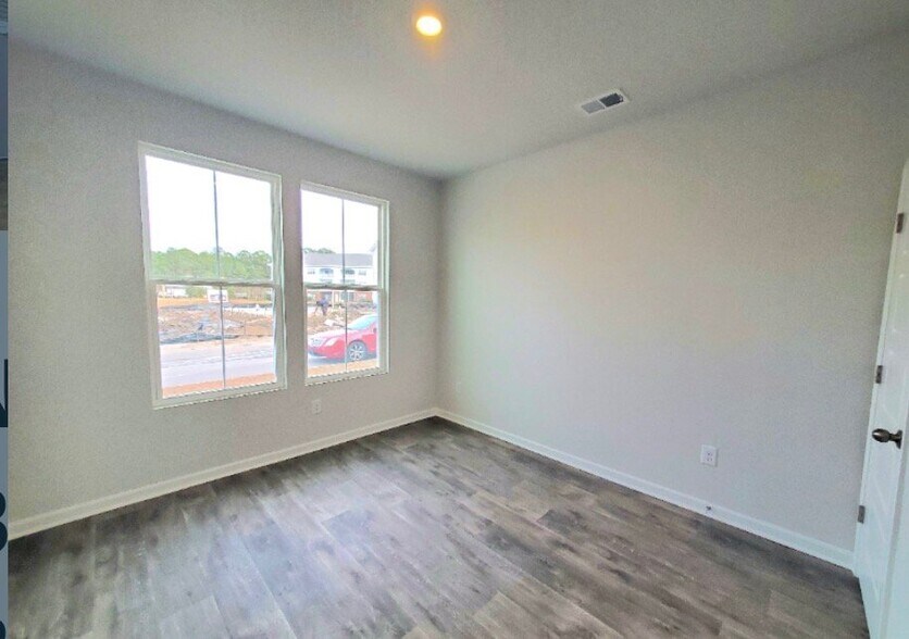 Building Photo - 160 Cypress Holw Dr