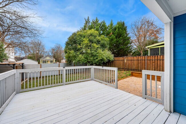 Building Photo - Cheery downtown bungalow with stunning finishes and fenced back yard.