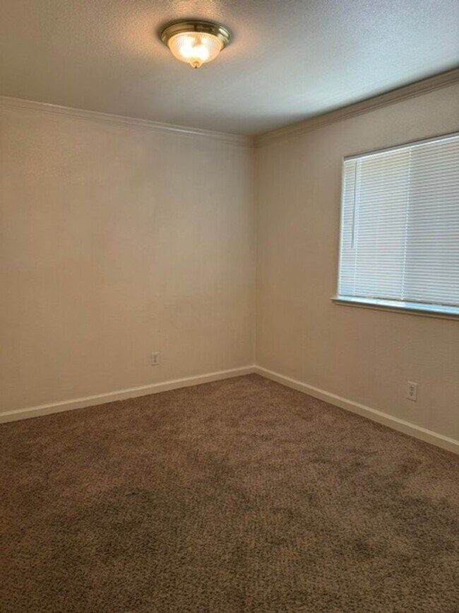 Building Photo - 3 bedroom 2 Bath House with 2 car garage in Rohnert Park