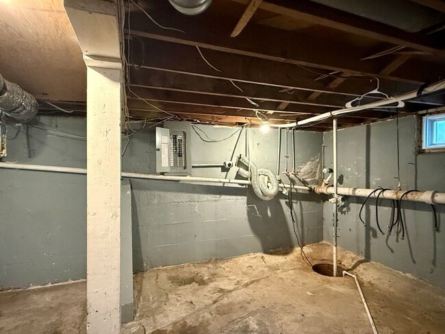 Building Photo - 716 S Broadview St