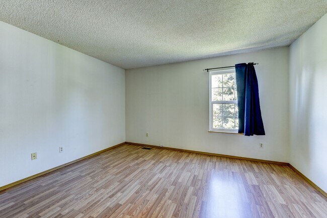 Building Photo - Beautiful 2 bed 2 bath townhome with carport in desirable Hearthwood Neighborhood With Pool!!
