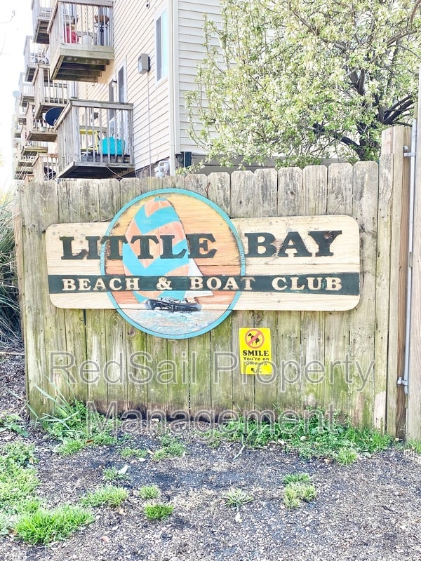 Building Photo - 839 Little Bay Ave