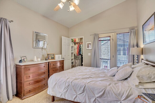 Building Photo - 1068 Canyon Meadow Dr