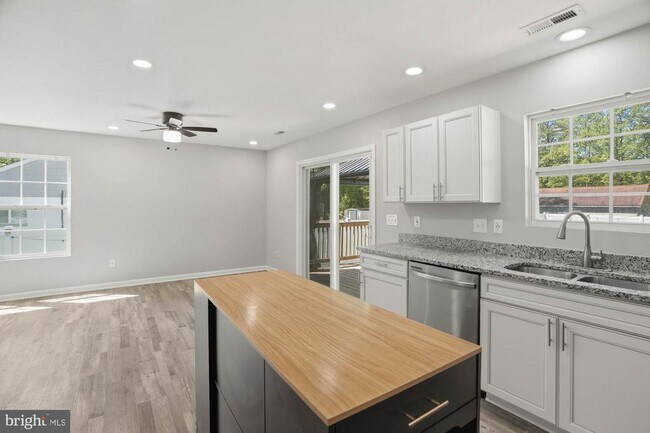 Building Photo - 283 Shorewood Dr