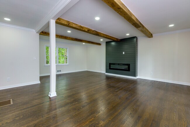 Building Photo - 280 E Valley Dr