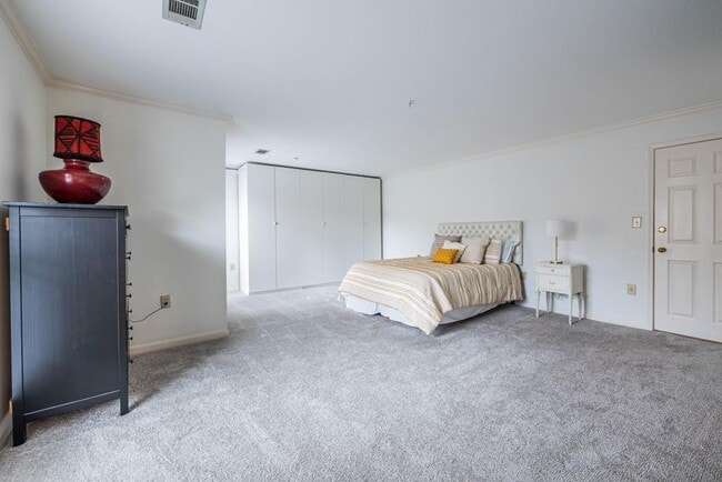 Building Photo - 27301 Plantation Dr NE