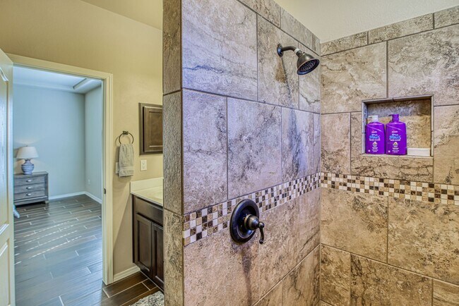 Building Photo - Westside area for Short or Long Term Rental(Completely Furnished) Beautiful 3 bed/2.5 baths