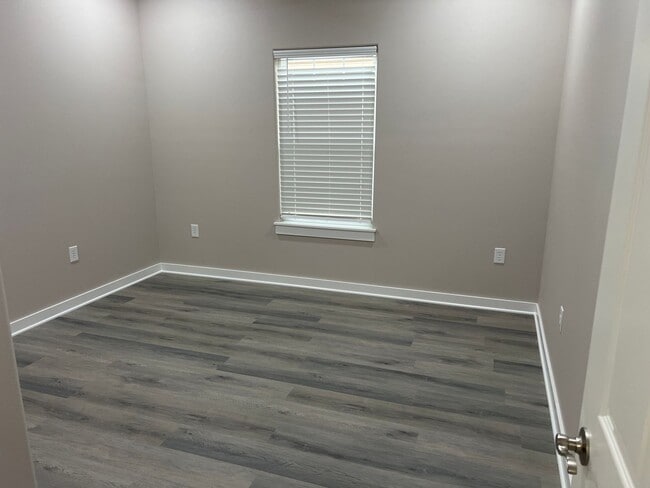 Building Photo - 923 Callie Ave