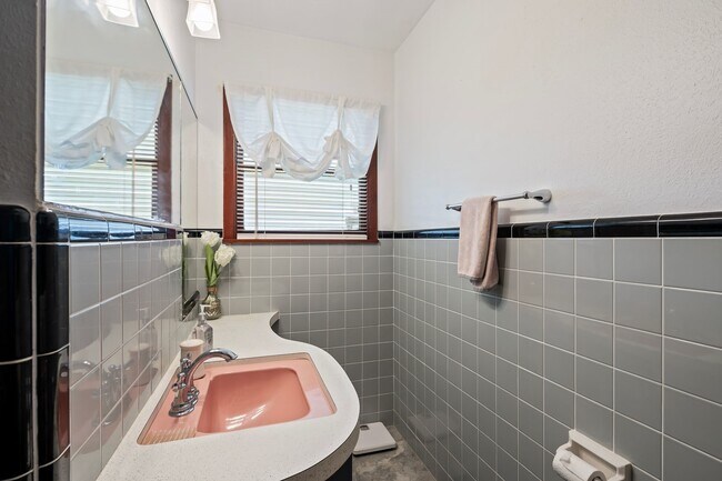 Building Photo - 6728 Avenue Q
