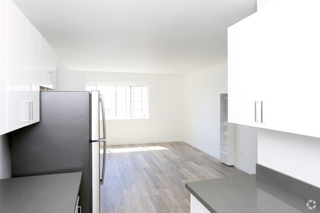 Studio, 1BA - 180FLATS