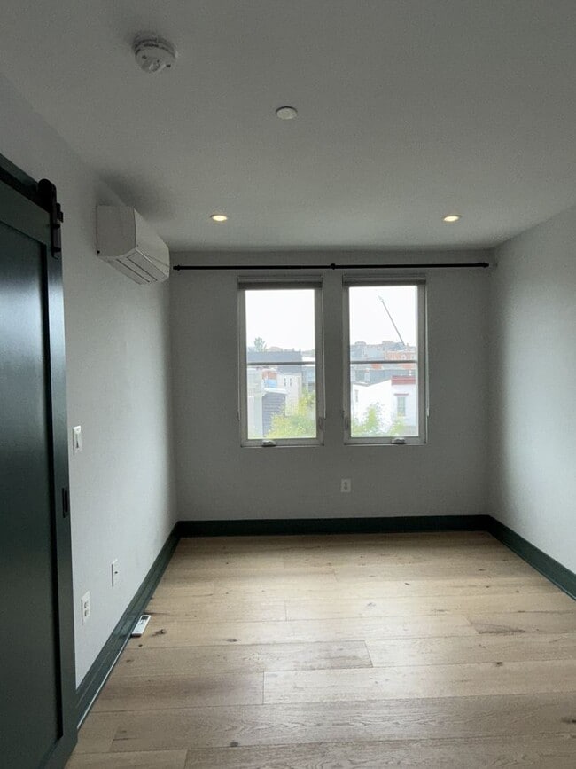 Building Photo - Bright Top-Floor 1BR Condo in Columbia Hei...
