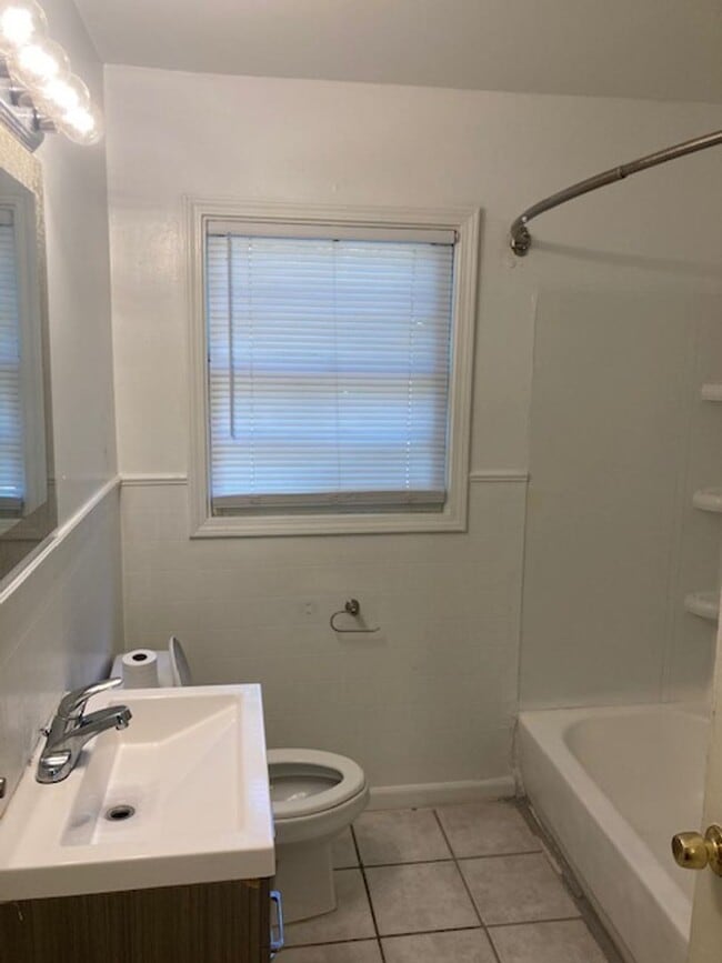 Building Photo - Biloxi 3 Bedroom