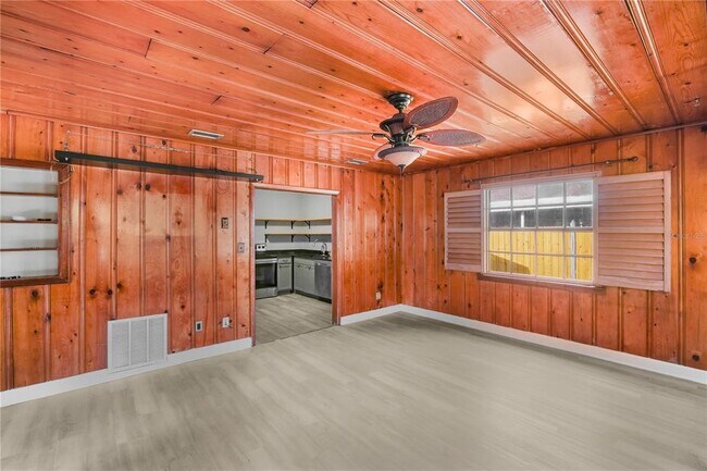 Building Photo - 6013 N Otis Ave