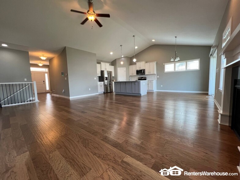 Building Photo - 305 NE Prairie Wolf Dr
