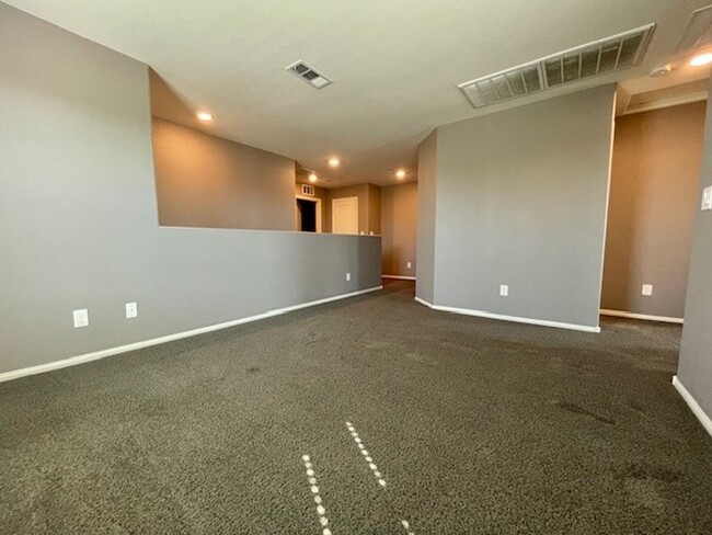 Building Photo - Gorgeous 2 Story Townhome Ready in Gated C...