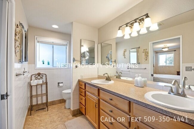 Building Photo - 1227 Fairway Dr NE