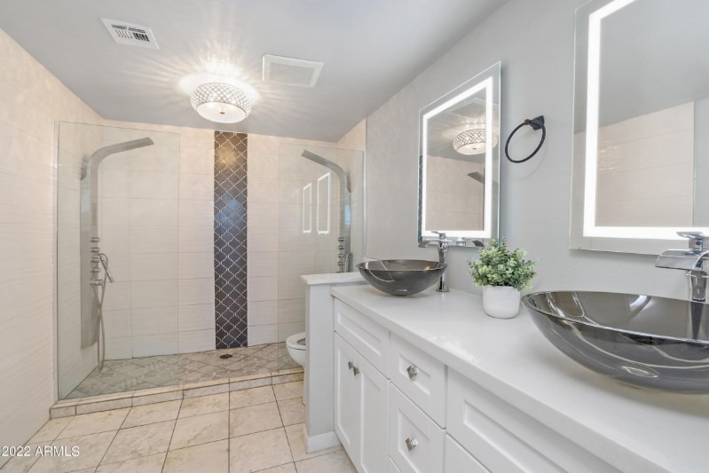 Building Photo - 1319 E Orangewood Ave