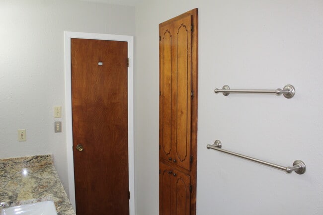 Building Photo - 1414 N Live Oak St