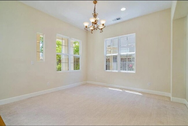 Building Photo - 2520 Club Dr
