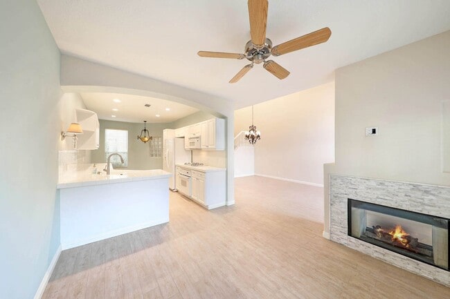 Building Photo - Gorgeous interior tract townhouse in the desirable gated Summit community