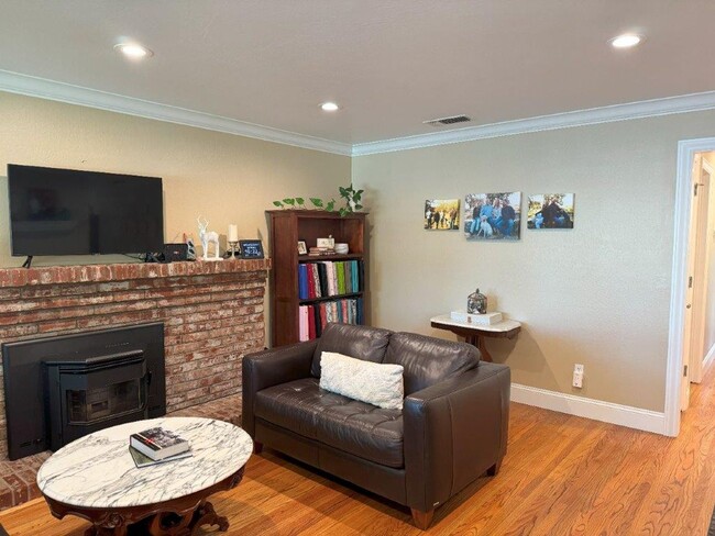 Building Photo - Stunning 3-Bedroom Home with Pool in South...